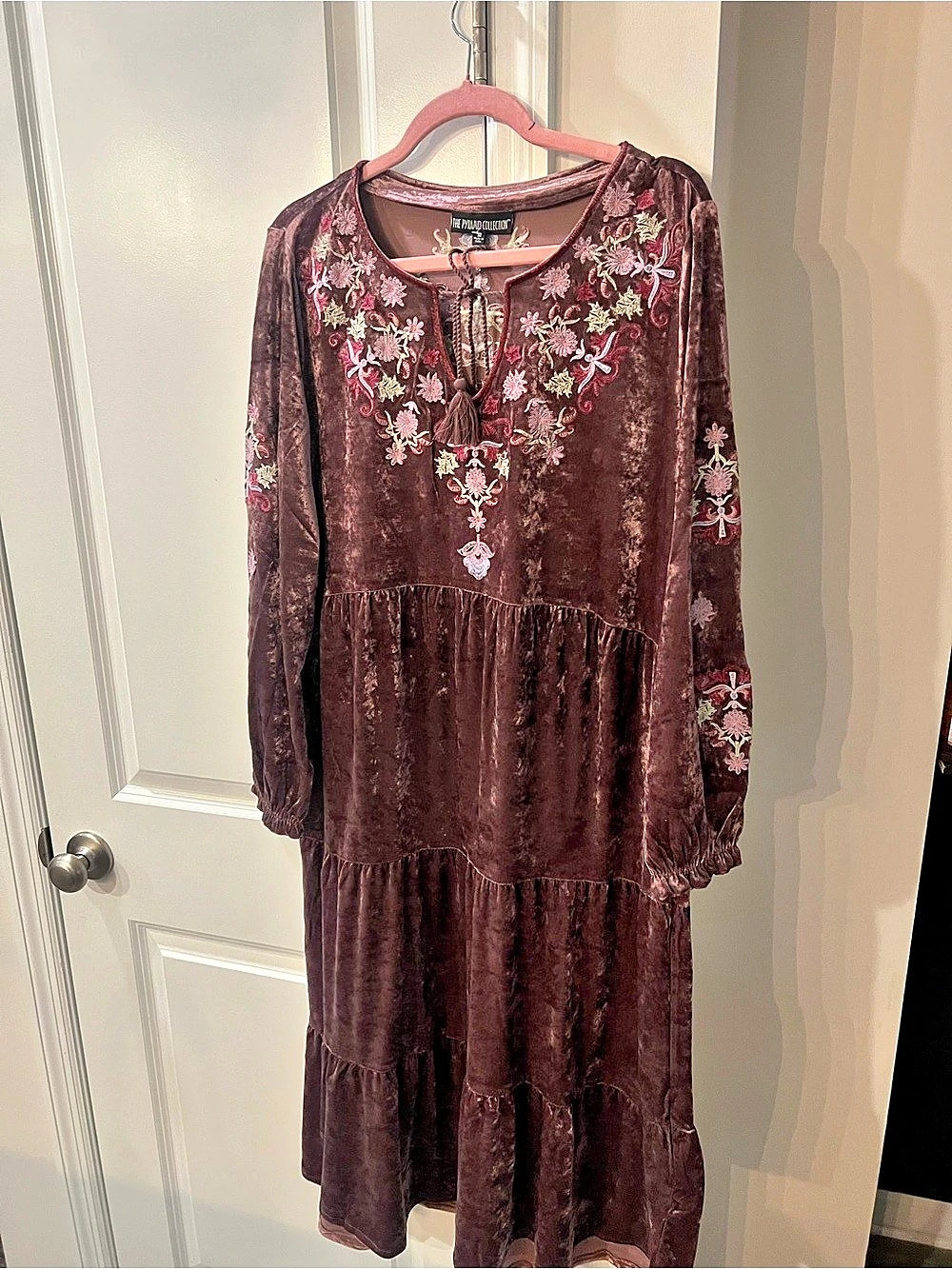The Pyramid Collection Floral Embroidered Velvet Midi Dress Size Medium